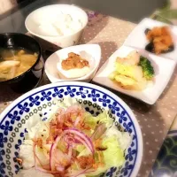 エビとブロッコリーとたまご炒め・豆腐(納豆と玉ねぎを甘辛く炒めたものをのせています)・白菜と玉ねぎの味噌汁|ji-yuさん