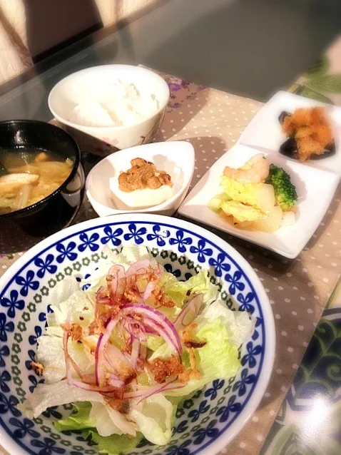 エビとブロッコリーとたまご炒め・豆腐(納豆と玉ねぎを甘辛く炒めたものをのせています)・白菜と玉ねぎの味噌汁|ji-yuさん