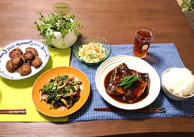 鯖の味噌煮、キノコとほうれん草のソテー、蓮根の挟み焼き、かに玉サラダ|pentarouさん