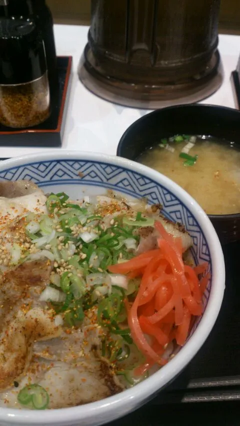 【吉野家】ねぎ塩豚丼|うめロクさん