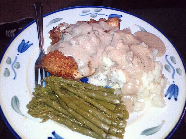 homemade chicken fried chicken and gravy w mashed potatoes and asparagus|victoriaさん