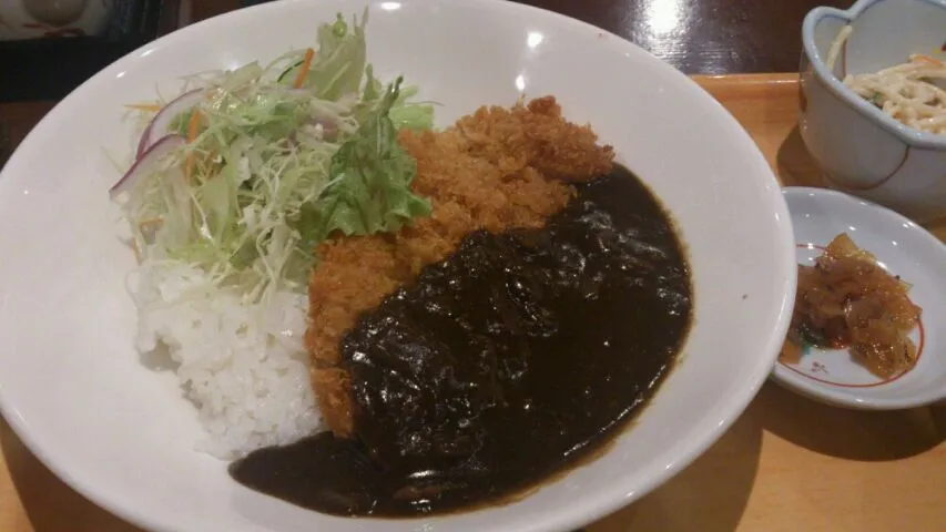 黒カツカレー。魚の店なのに意外と美味しい。|SATOSHI OOCHIさん