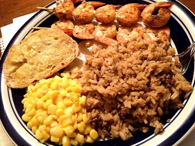 Snapdishの料理写真:Shrimp skewers, dirty rice, corn and garlic bread|Elise Templetさん