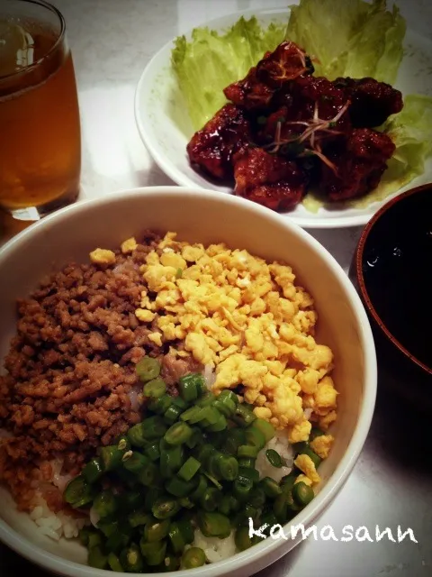 鶏そぼろ三色丼、鶏の甘酢あん(お惣菜)、味噌汁|かまさん