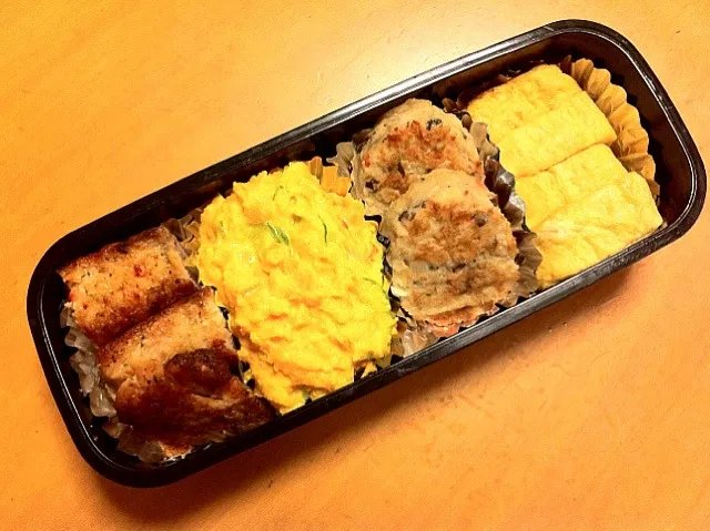 相方のお弁当。卵焼き、ハンバーグ、かぼちゃサラダ、サーモンの香草焼き|chacoさん