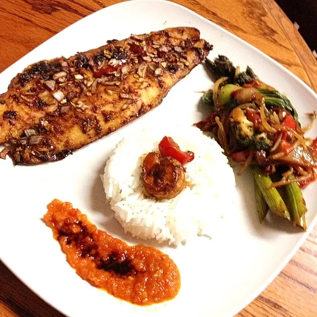 Snapdishの料理写真:Simple dinner tonight: BBQ Fish,BBQ Veggies over Jasmine Rice and Sambal..|rie simsさん