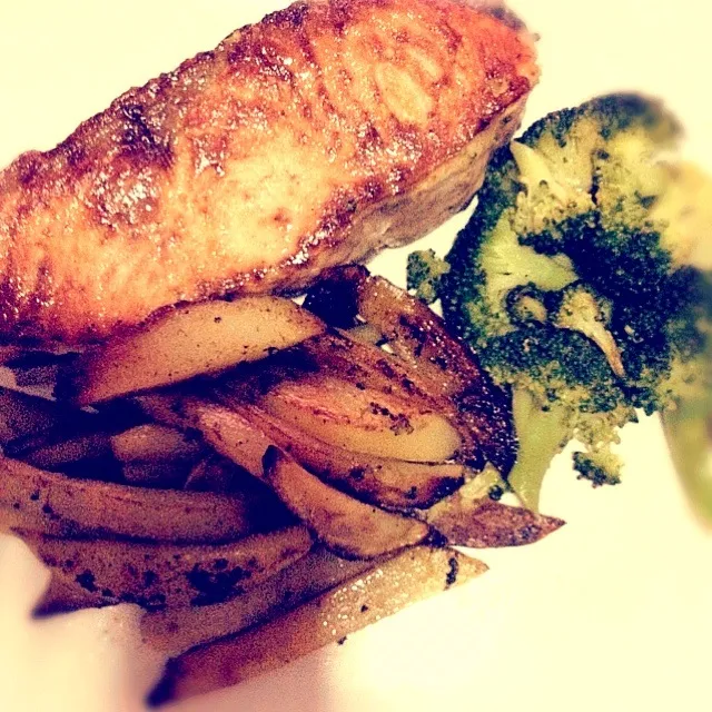 Pan fried salmon with Brocolli and potato|Mさん