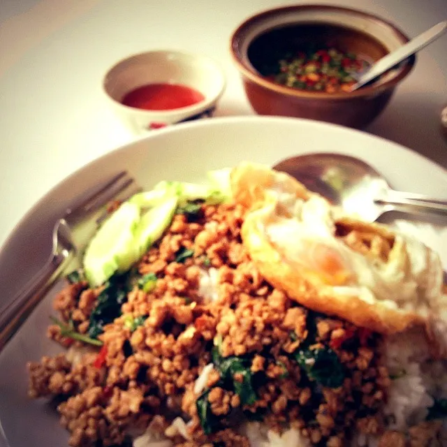 ข้าวกระเพราไข่ดาว|Nattさん