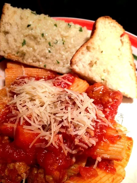 Snapdishの料理写真:Rigatoni with sausage and garlic bread|lauren shannonさん