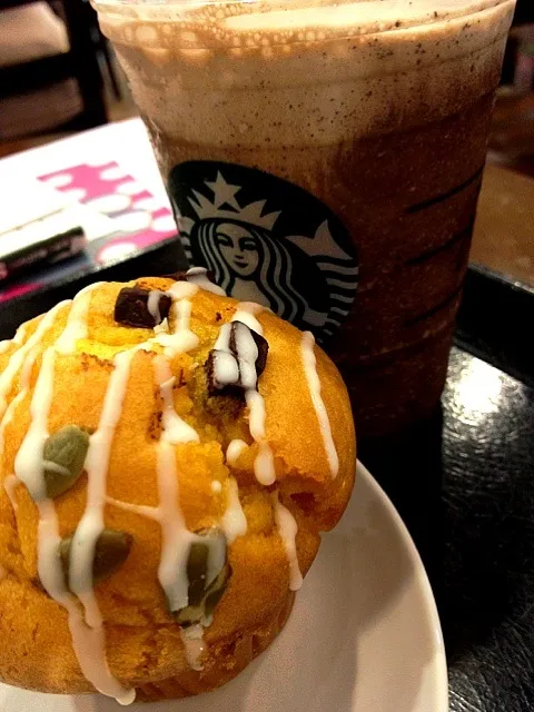 Snapdishの料理写真:「STARBUCKS」 パンプキンマフィン＆Extra ダークモカチョコチップフラペチーノ|小林加奈さん