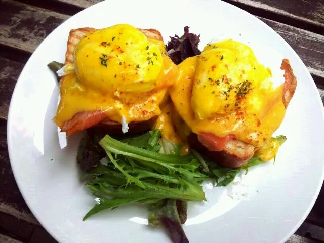 Eggs Benedict on thick toast|elizabeth tanさん