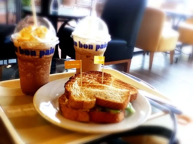 Baked salmon sandwich N' iced coffee ❤☕🍞|pimonpakさん