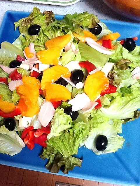 Meal salad - turkey, black olives, persimmon, red pepper, cheese and balsamic dressing.|Kirsten Adachiさん