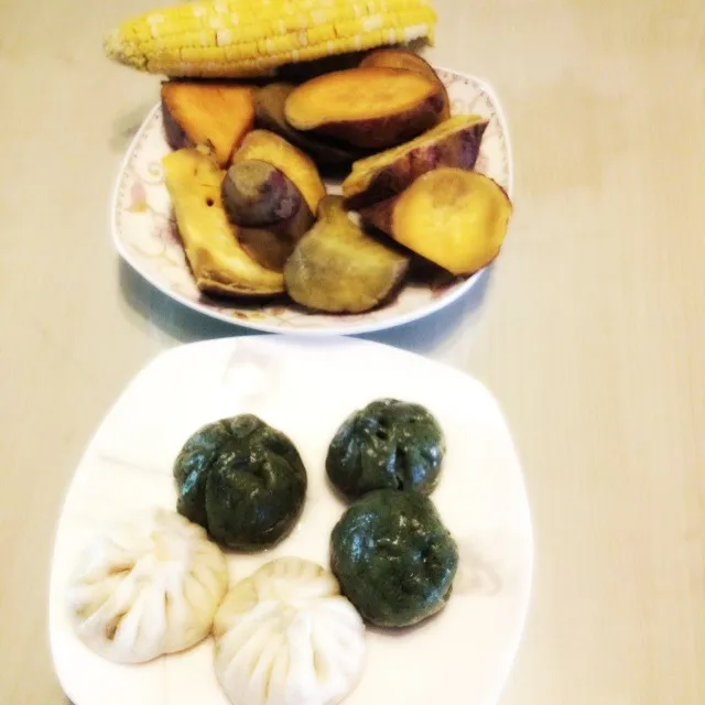 Sweet corn. Sweet potato. Goubuli Buns. Rice ball|Vanelさん