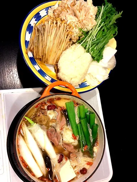 Snapdishの料理写真:親鶏、ヤマブシ茸、白舞茸、かきの木茸鍋                                        ナツのめ、クコのみ、塩麹、金山寺みそ、醤油昆布だし|zcさん