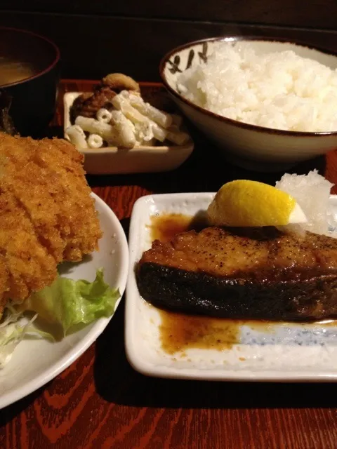 Snapdishの料理写真:ブリの照り焼きとチキンカツ|Hajime Sakaiさん