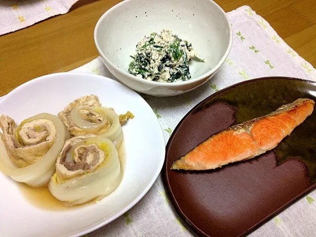 Snapdishの料理写真:今夜は和食 塩鮭焼き・ほうれん草白和え・白菜豚肉油揚げロール煮|さちこ(さがねっち)さん