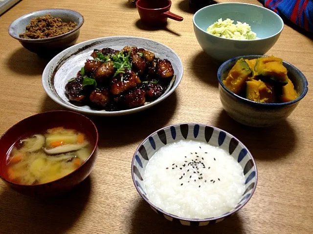 Snapdishの料理写真:鶏肉の甘酢炒め、かぼちゃの煮物、コールスロー、根菜の味噌汁|yuiさん