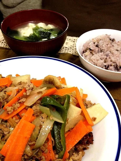 豚ひき肉とエリンギ野菜のレモン炒め＊ワカメと白菜のスープ＊雑穀ご飯|アキさん