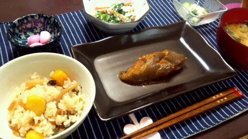 Snapdishの料理写真:10/23夜ごはん＊栗入り炊き込みご飯、鰈の煮付け、ホウレン草の白和え、明太マヨ胡瓜、シソニンニク、ごはん、味噌汁|まゆみさん