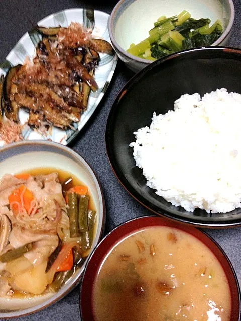 Snapdishの料理写真:#夕飯 野沢菜、茄子炒め、ナメコとネギ味噌汁、白米、肉じゃが。茄子は油と絡むとさらに美味い！あっ肉じゃがにオシャレなイトコン入ってた。|ms903さん