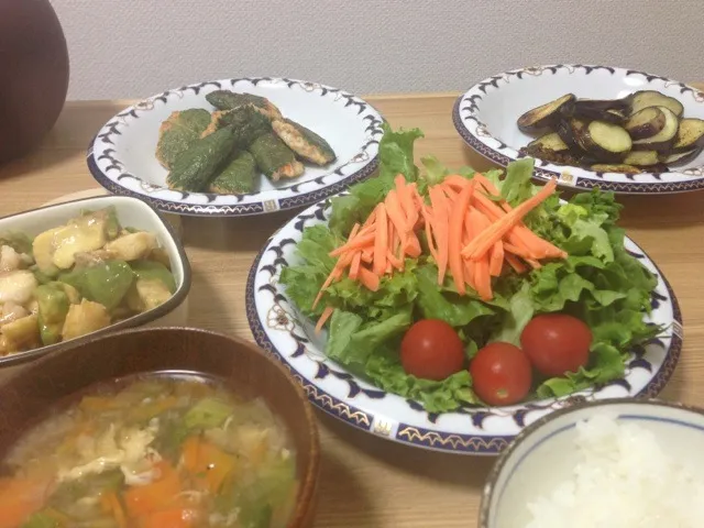 湯気でくもっちゃったけど、鶏ハンバーグ大葉包み、アボカドと長芋のわさび醤油あえ、なす炒めの紫蘇みそ添え、具沢山スープ。|うみちづさん