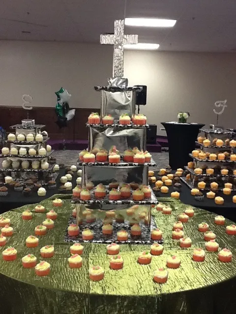 Church anniv cupcake display|demetra oliverさん