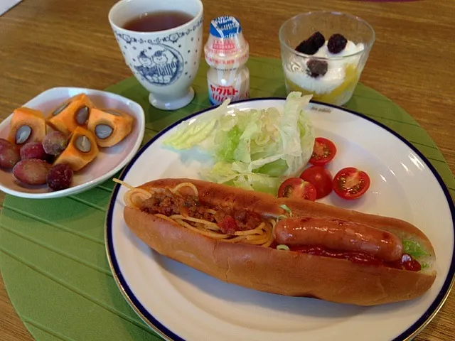 欲張りホットドッグ  サラダ  柿  ぶどう  ヨーグルト(パイン  ブルーベリー)|高田恵子さん