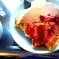 Snapdishの料理写真:ホットケーキ with IKEA's Lingonberry jam|Kazumi OHIRAさん