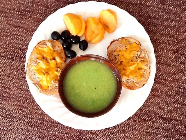 Lunch - green pea soup, tuna cheddar melts, black olives and persimmons|Kirsten Adachiさん