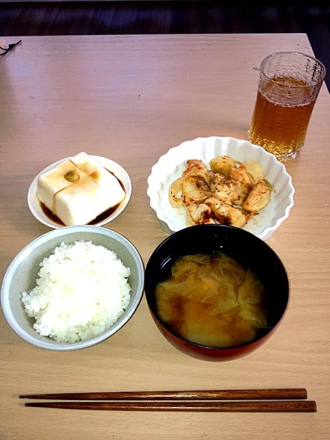 Snapdishの料理写真:【献立】鶏肉とじゃがいものマヨだれ炒め、冷や奴、白菜の味噌汁|yucca5296さん