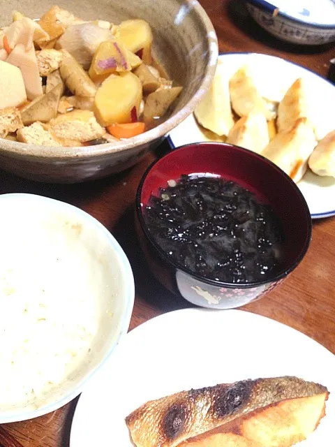 鮭の塩焼き 煮物(薩摩芋 里芋 蓮根 人参 牛蒡 揚げ) 餃子 味噌汁|掛谷節子さん