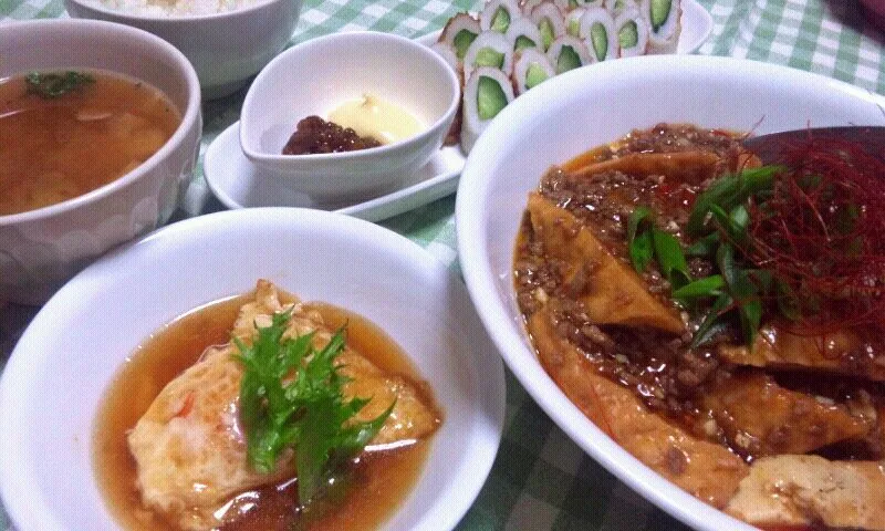 麻婆厚揚げ、目玉焼き甘酢あん、ちくわきゅうりのもろ辛味噌マヨ、ベーコンとえのきの味噌スープ|まあるさん