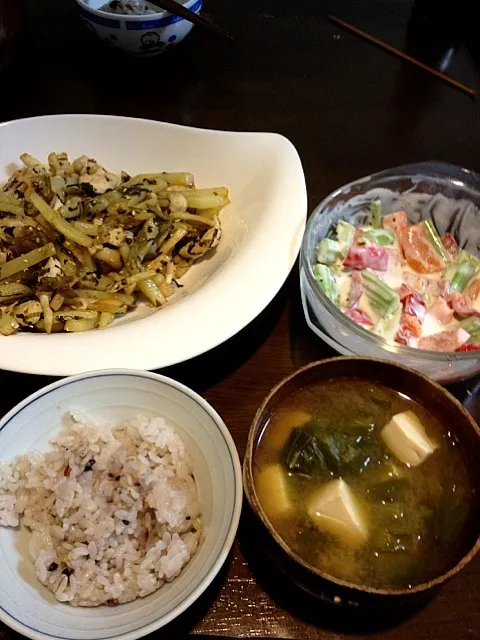 じゃがいもと鶏肉の高菜炒め  セロリと人参赤ピーマンのヨーグルト和え  カブ葉と豆腐の味噌汁|やなさんさん