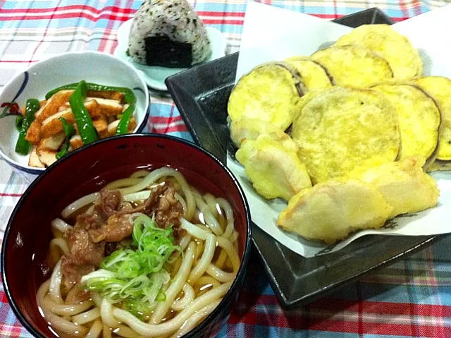 肉うどん・サツマイモ鶏天ぷら・さつま揚げピーマン塩炒め・ミニおにぎり|まーままさん