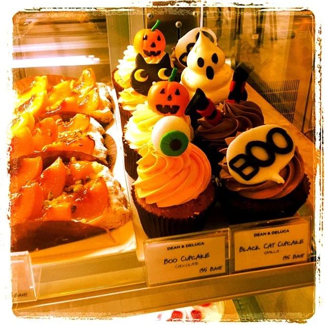 Snapdishの料理写真:spooky halloween cupcake|Amigaさん