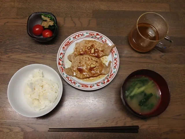 Snapdishの料理写真:10/24 夕食 豚の生姜焼き、小松菜とチーズのお味噌汁|かほさん