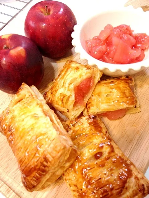 Snapdishの料理写真:紅玉でピンクのアップルパイ🍎|かずさん