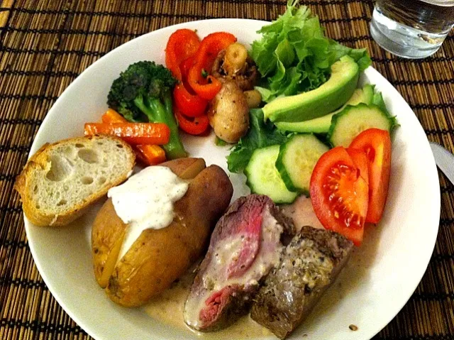 Dinner for human : Roasted beef, veggies n mushrooms. Oven potato, Glazed carrot, green salad, patonki|keiko mashimaさん