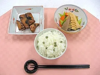 高齢者 献立 豆ごはん、鰹の揚げ煮|くぽさん