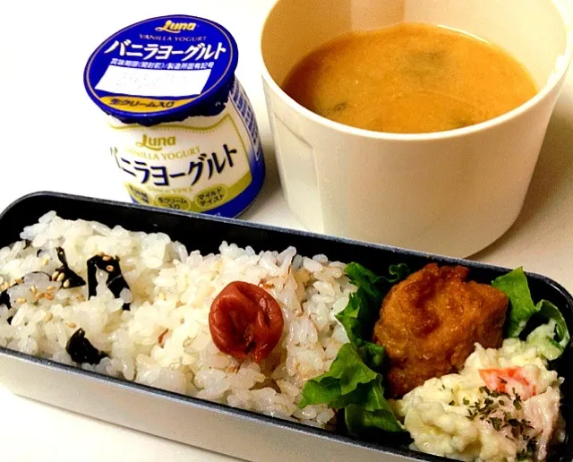 朝弁。ワカメご飯&梅おかかご飯+唐揚げ&ポテサラ+お味噌汁+ヨーグルト。|モナママさん