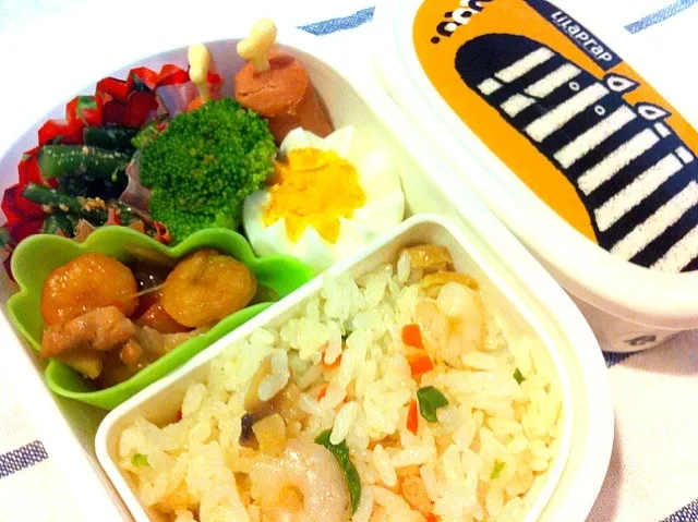 年中さんのエビピラフ弁当  炊飯器のタイマー入れ忘れて冷凍なのは内緒(´Д` )|やました まみさん