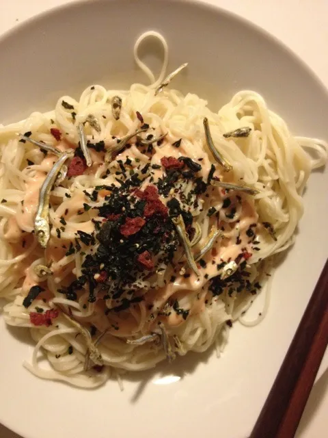 Snapdishの料理写真:Somen con algas, pescado y ciruelas secas, y mentaiko.|veronica cerveraさん