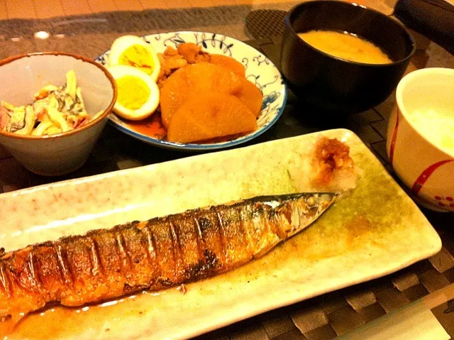 秋刀魚♡大根と豚肉の煮物♡玉ねぎとわかめの胡麻マヨネーズ和え♡玉ねぎととろろ昆布のお味噌汁|ロッティーさん