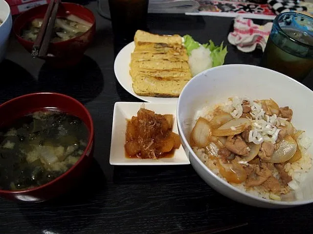 Snapdishの料理写真:2011. 豚丼、出し巻き卵、大根の煮物|はるさん