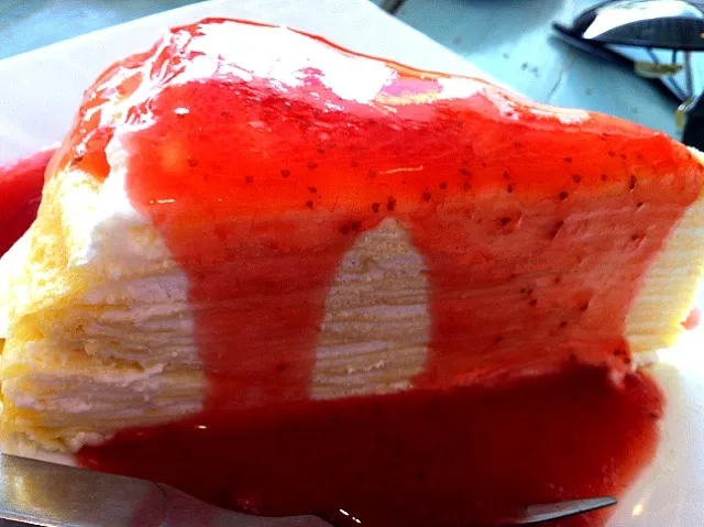 Strawberry crepe cake|Issara. 🍴さん