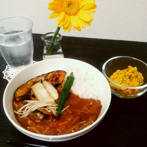 Snapdishの料理写真:きのこたっぷりトマトカレー&かぼちゃサラダ♪|まなにゃんさん