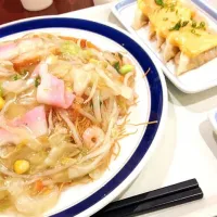 Snapdishの料理写真:「リンガーハット」皿うどん＆明太チーズ餃子|小林加奈さん