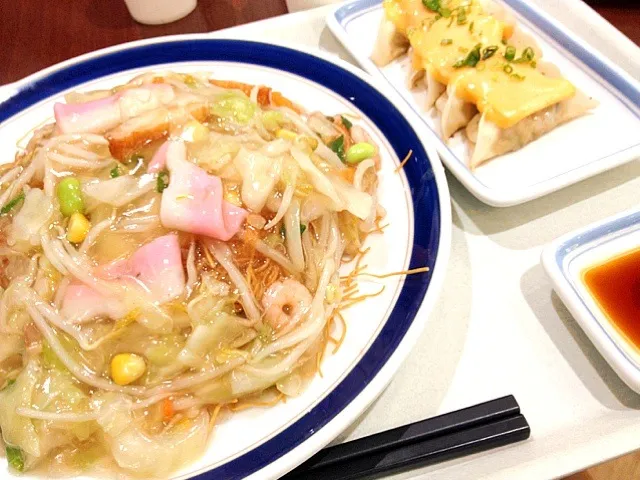 Snapdishの料理写真:「リンガーハット」皿うどん＆明太チーズ餃子|小林加奈さん