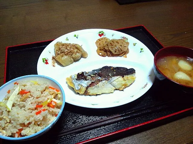 Snapdishの料理写真:まこもご飯、鰆の味噌漬け焼き、里芋の煮物、れんこんのきんぴら、じゃがいもと玉ねぎのみそ汁|あすかさん